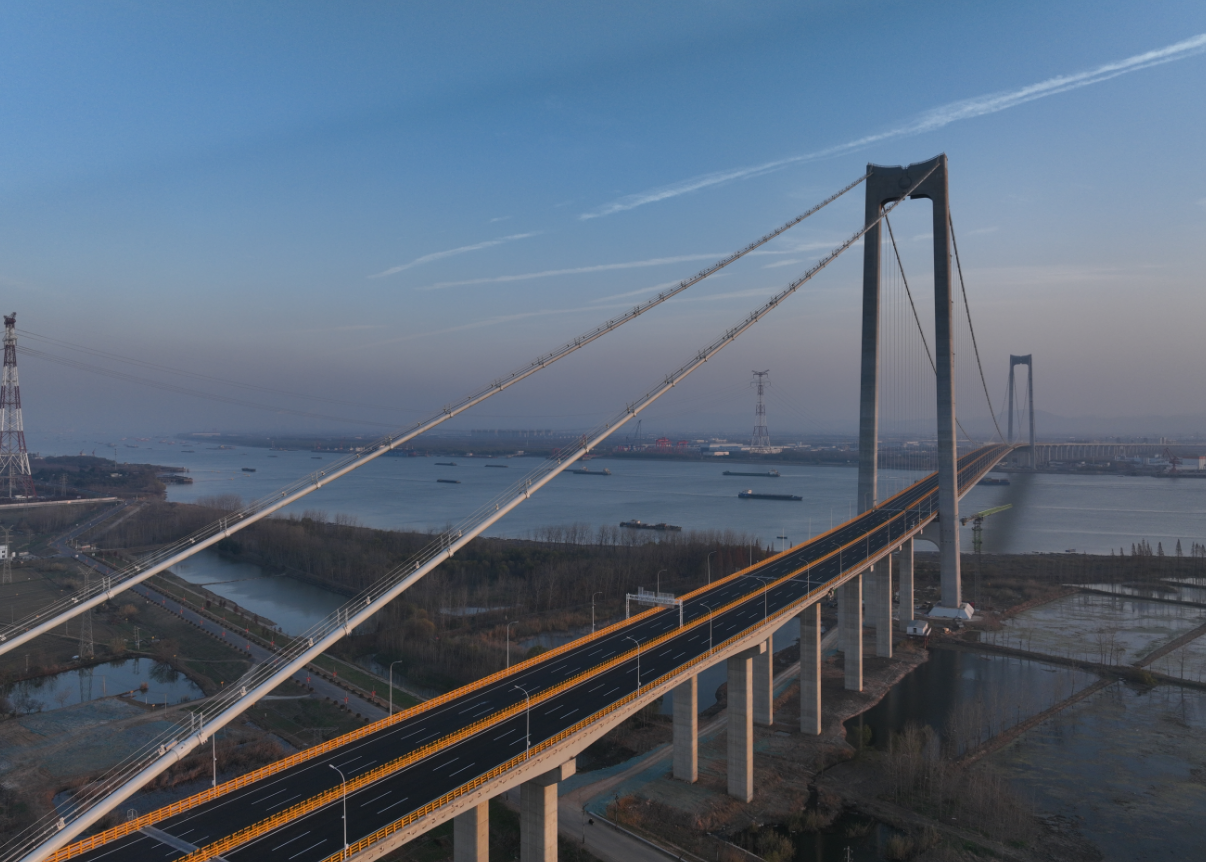 寧揚長江大橋正式通車，長江之上再添一座“山橋造”